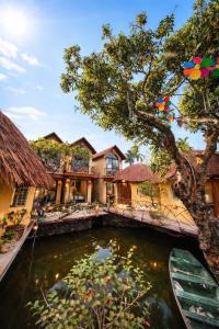 a house with a pond in front of it at Romantic - second floor - large balcony - bathtub in Vũ Lâm