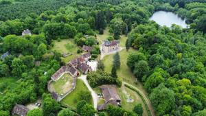 an aerial view of a mansion in the middle of a forest at La pommeraie in Château-Chervix