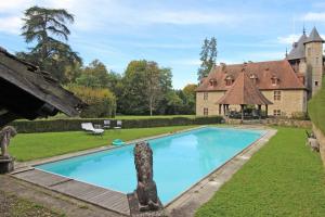 a large swimming pool in front of a house at Maison des bois in Château-Chervix