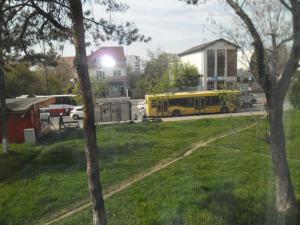 トゥルグ・ムレシュにあるApartament Daniの黄色いバスが駐車場に停まっている