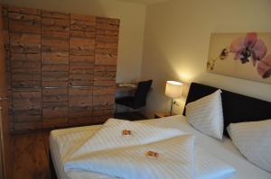 アルツル・イム・ピッツタールにあるBergchalet Rauchのベッドとデスクが備わるホテルルームです。