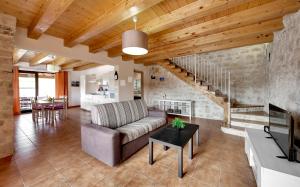 een woonkamer met een bank en een trap bij Villa Margi in Giarratana