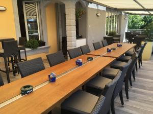 a long wooden table and chairs in a restaurant at Hotel Restaurant Jura in Kerzers