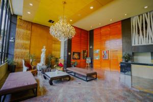 eine Lobby mit Kronleuchter und Möbeln in einem Gebäude in der Unterkunft Venus Parkview Hotel in Baguio City