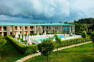 un resort con piscina e un edificio di Chianti Village Morrocco a Tavarnelle in Val di Pesa