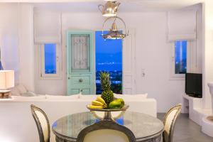 Televízia a/alebo spoločenská miestnosť v ubytovaní Aegean Queen Villas