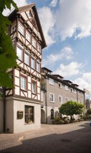 een hoog gebouw aan de kant van een straat bij Bischoffs Hotel in Bad Urach