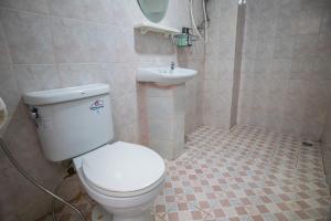 a bathroom with a toilet and a sink at Mam Kaibae Hotel in Ko Chang