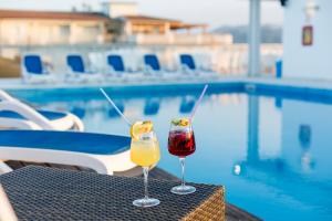 Bazén v ubytování Medi Garden Hotel&Residence nebo v jeho okolí