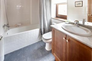 bagno con lavandino, vasca e servizi igienici di Val de Ruda Luxe 6 by FeelFree Rentals a Baqueira-Beret
