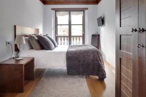 バケイラ・ベレットにあるVal de Ruda Luxe 21 by FeelFree Rentalsの白いベッドルーム(ベッド1台、窓付)