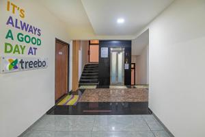 Ein Flur mit einem Schild, auf dem steht: „In Treeello ist immer ein guter Tag.“ in der Unterkunft Treebo Iris Executive, Hinjewadi in Pune