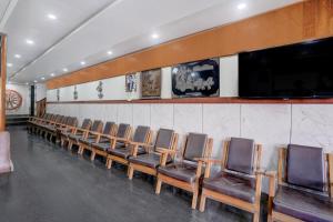 a row of chairs in a waiting room at Super Townhouse Oak Dharwad New Bus Terminal Formerly Hotel Aditya Inn in Dhārwād