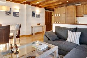 sala de estar con sofá y mesa en Val de Ruda Luxe 21 by FeelFree Rentals, en Baqueira Beret