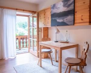 a dining room with a table and chairs and a window at Fannys in Weißach