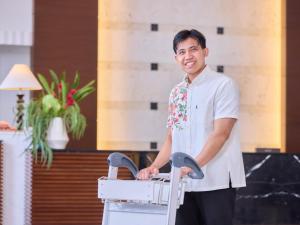 a man standing in front of a machine at Ala Mahaina Condo Hotel in Motobu
