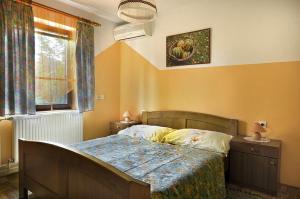 Schlafzimmer mit einem Bett und einem Fenster in der Unterkunft Tourist Farm Ferencovi in Cankova