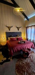 ein Schlafzimmer mit einem Bett und Hörnern an der Wand in der Unterkunft Blomberg in Clanwilliam