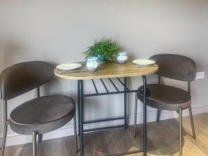 a table with two chairs and a plant on it at The Foxes Hole - Uk49085 in Winewall