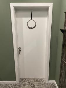a white door with a wreath on it at SHP Apartmentwohnung in Hochstadt am Main