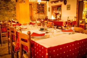 Um restaurante ou outro lugar para comer em Logis Hôtel Restaurant L'ancienne Auberge
