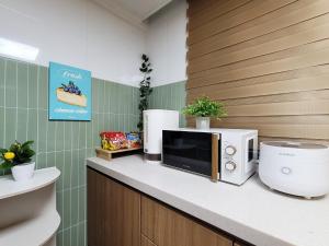 a microwave sitting on a counter in a kitchen at 부천역 감성 숙소 in Samgong