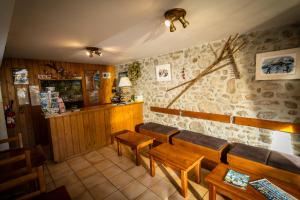 Uma área de estar em Logis Hôtel Restaurant L'ancienne Auberge