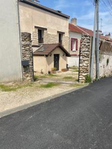 an old stone house on the side of a street at Le Duplex Chaleureux à Disneyland in Montry