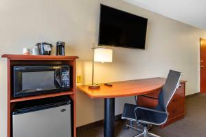 a room with a desk with a microwave and a computer at Sleep Inn & Suites Stockbridge Atlanta South in Stockbridge