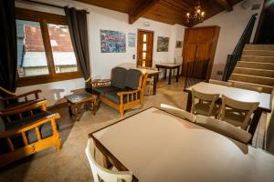 Uma área de estar em Logis Hôtel Restaurant L'ancienne Auberge