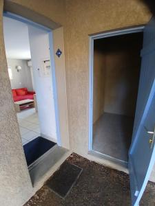 an open door to a room with a living room at Appartement dans résidences de vacances in Salavas