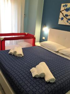 2 toallas en una cama en un dormitorio en La casa del Dottore, en Palermo