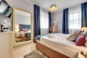 - une chambre avec un grand lit et un miroir dans l'établissement 730 Art House, à Sopot