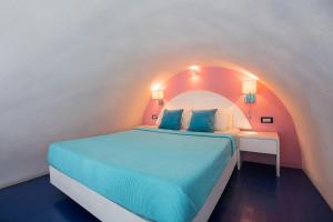 a bedroom with a bed with an arch above it at Samson΄s Village in Perissa