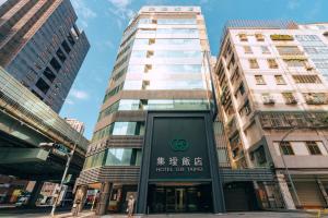 a building in a city with two tall buildings at Hotel Geight Taipei in Zhonghe