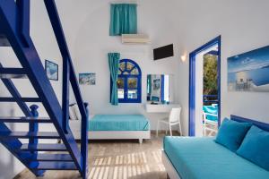 sala de estar con cama y escalera en Samson΄s Village, en Perissa 37 fotos más