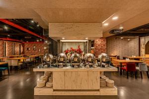 a restaurant with a bunch of bowls on a counter at Hotel Geight Taipei in Zhonghe