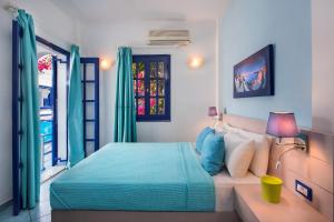 a bedroom with a bed and a window at Samson΄s Village in Perissa