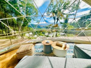 a room with a glass dome with a table and chairs at Retreat Camp Mahoroba in Fujikawaguchiko