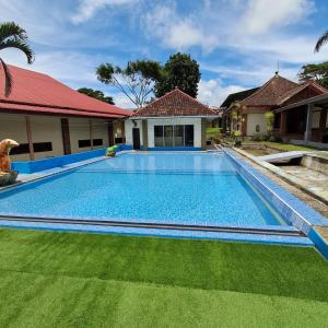 a swimming pool in the backyard of a house at Grand Pujon View in Songgoriti