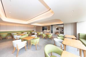 a restaurant with tables and chairs and a cafeteria at JI Hotel Suzhou Wujiang Development Zone in Suzhou +3 photos