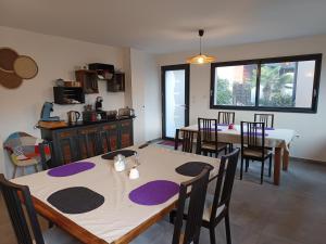 a kitchen and dining room with a table and chairs at Villa'vi Lyon Est Chambres d'Hôtes in Saint-Priest
