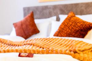 a bed with two waffles on top of it at Altstadt Loft XL I 90 qm I 2 Schlafzimmer I 2 Arbeitsplätze I 6 Gäste in Passau