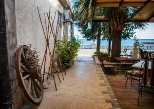 un restaurante con una rueda en un lateral de una pared en DEM Hotel, en Sukhum