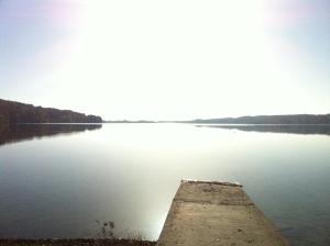 Blick auf einen See mit einem Dock im Wasser in der Unterkunft Chalet am Pilsensee in Seefeld