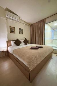 ein Schlafzimmer mit einem großen Bett vor einem Fenster in der Unterkunft Purr in Phuket