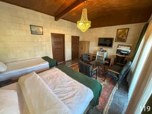 a bedroom with two beds and a desk with a computer at ARİFBEY KONAGİ otel in Şahinbey