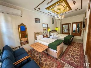 a hotel room with two beds and a couch at ARİFBEY KONAGİ otel in Şahinbey