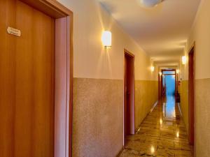 an empty hallway with a hallway at Ferienzimmer direkt am See in Priepert
