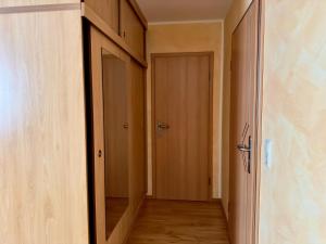 an empty hallway with a door and a room with wooden floors at Ferienzimmer direkt am See in Priepert
